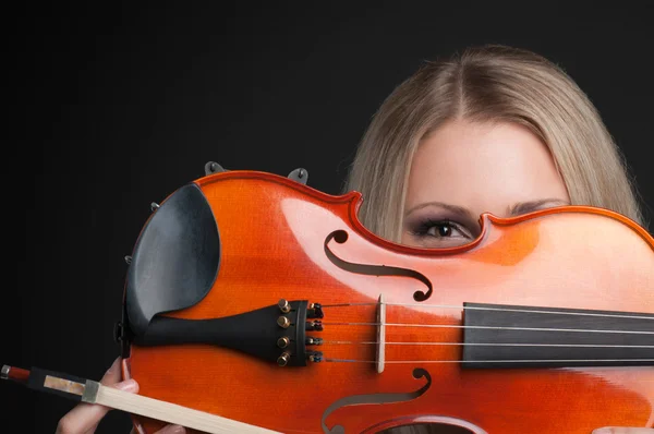 Jonge meisje houdt van een viool en kijken door het — Stockfoto