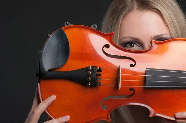 Young woman holding a violin — Stock Photo, Image