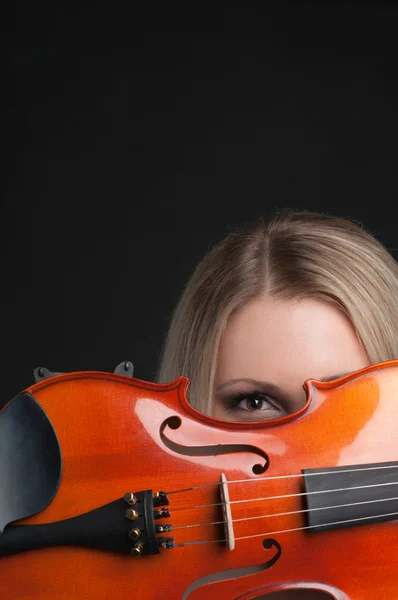 持有一把小提琴的女孩 — 图库照片