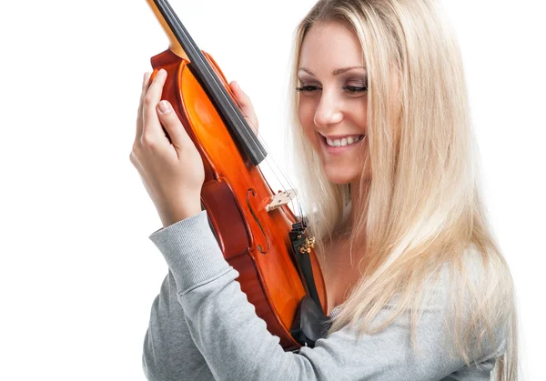持有一把小提琴的青年微笑着女人 — 图库照片