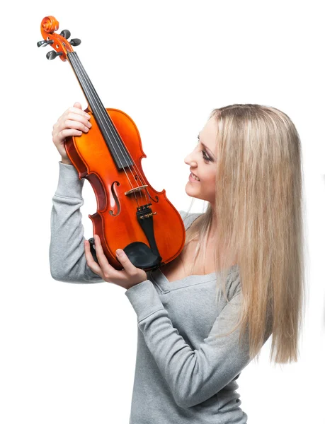 Femme souriante tenant un violon — Photo