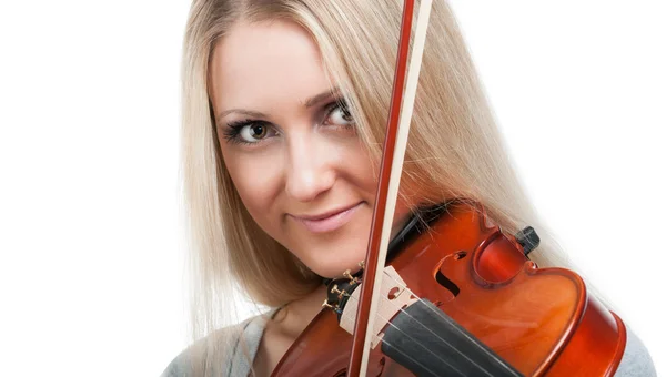 年轻微笑的拉小提琴的女人 — 图库照片