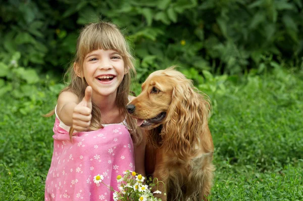 The little girl is smiling and sumbup — Stock Photo, Image