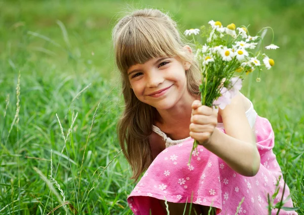 The girl is smiling and holding a bouquet — Stock Photo, Image