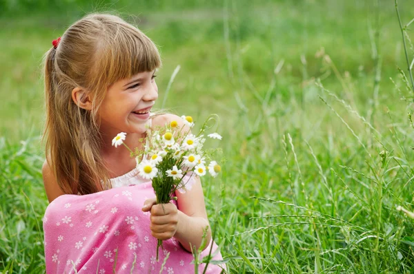 A menina feliz na grama — Fotografia de Stock