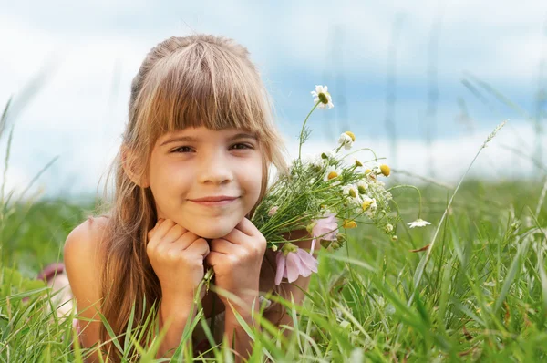 De lachende meisje is liggend op gras — Stockfoto