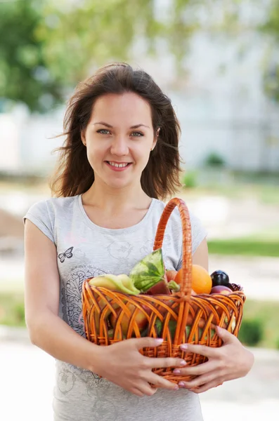The girl with basket of food — Stock Photo, Image