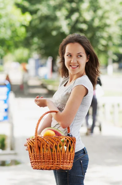 The girl with the basket — Stock Photo, Image