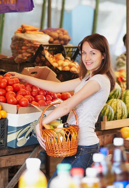 The girl is in the market — Stock Photo, Image