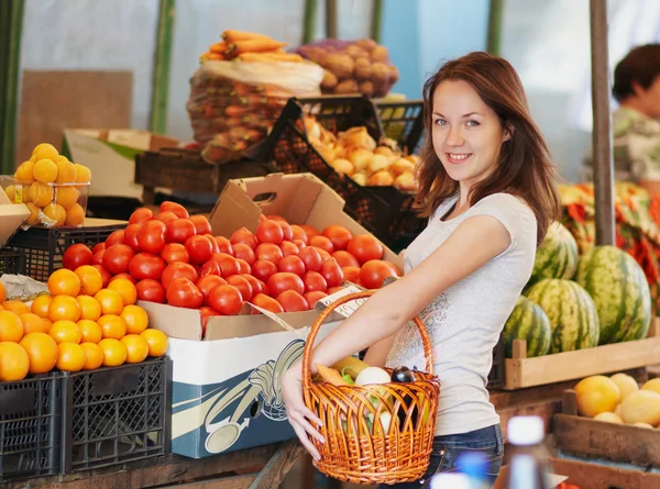 The smiling girl in the market — Stock Photo, Image