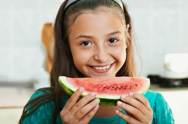 The smiling girl is eating the watermelon — Stock Photo, Image