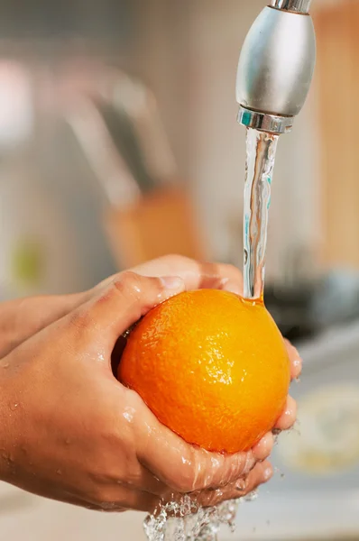 L'arancia viene lavata nell'acqua — Foto Stock