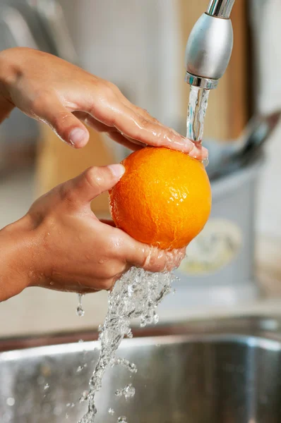 L'arancia si sta lavando nell'acqua — Foto Stock