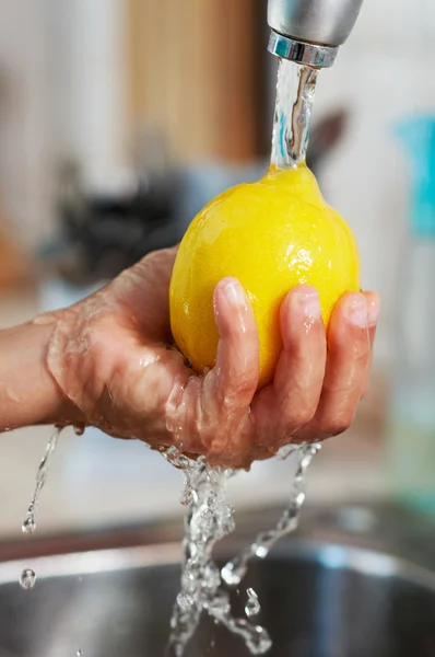 Il limone viene lavato nell'acqua — Foto Stock