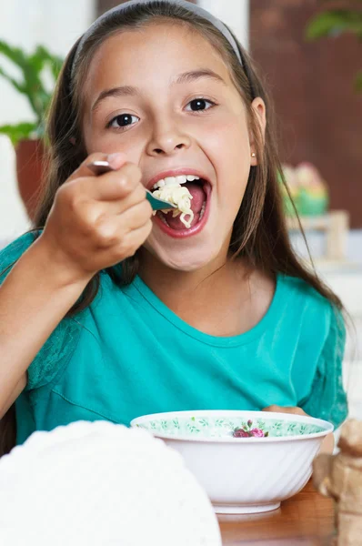 Girl eating spaghetti — Stock Photo, Image
