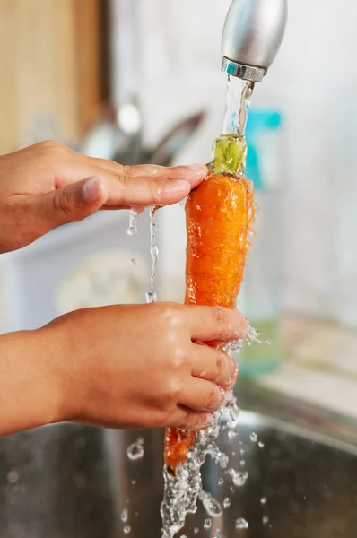 La carota viene lavata nell'acqua — Foto Stock