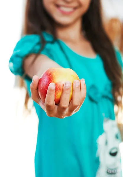 The girl is holding the apple — Stock Photo, Image