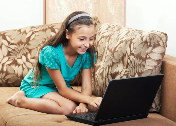 Dziewczyna pracuje na laptopie — Zdjęcie stockowe