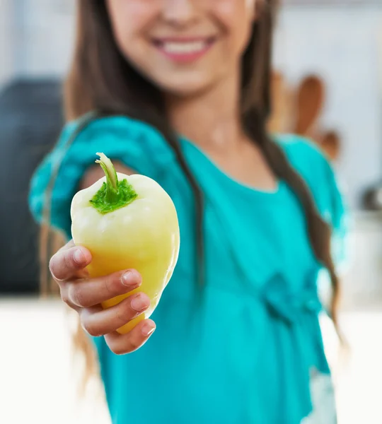 The girl is holding the pepper — Stock Photo, Image