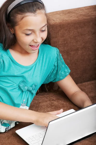 年轻的女孩正在便携式计算机 — 图库照片