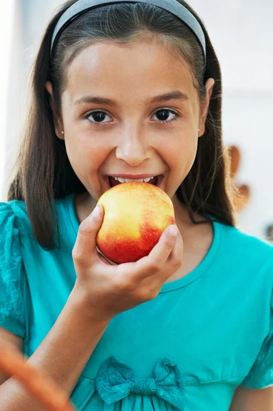 Ładny dziewczyna zjada jabłko — Zdjęcie stockowe