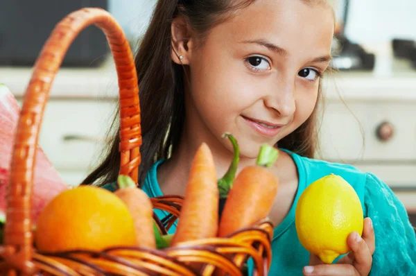Flickan med frukt och grönsaker — Stockfoto