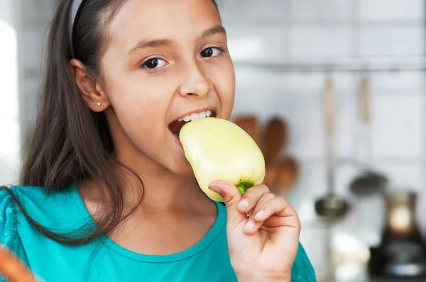 Nettes Mädchen isst eine Paprika — Stockfoto