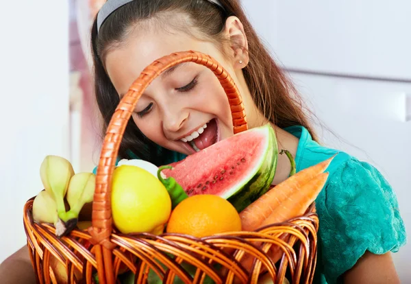 Flickan vill äta mat — Stockfoto