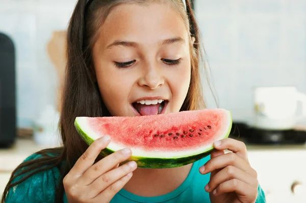 Flickan äter vattenmelon — Stockfoto