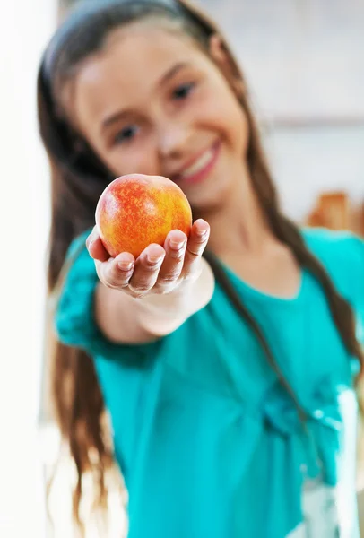 La ragazza sta tenendo la mela. — Foto Stock