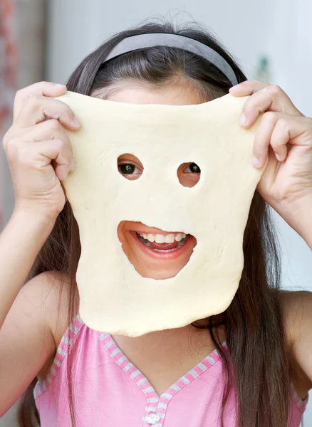 A menina está mostrando sua máscara — Fotografia de Stock