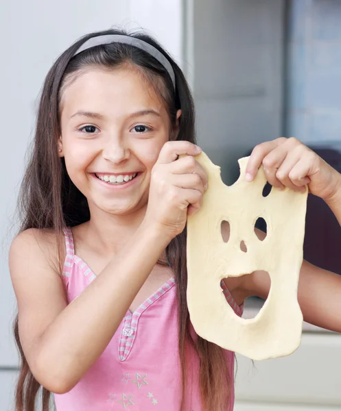 The girl is showing her mask — Stock Photo, Image