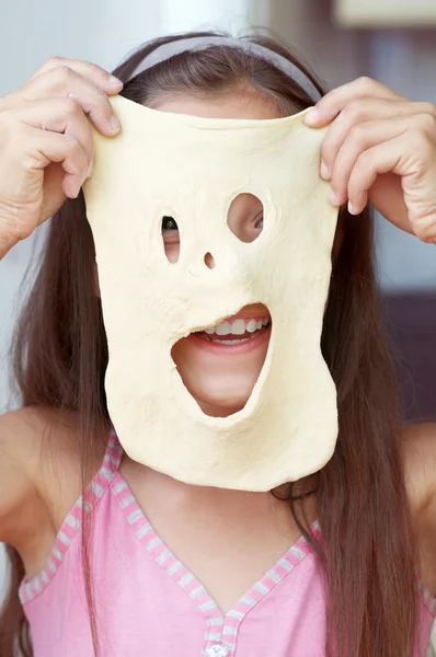 Flickan visar sin mask — Stockfoto