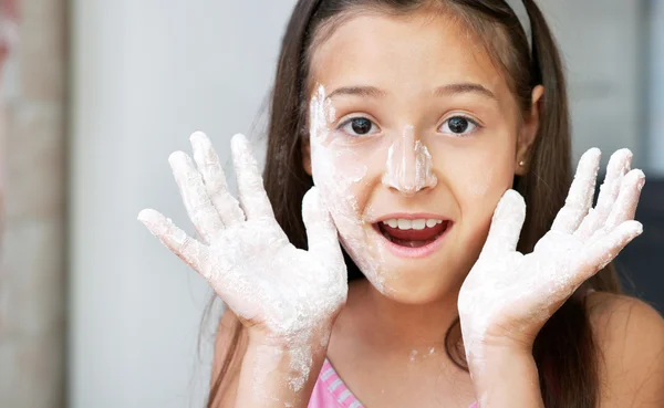 The little girl is dirty — Stock Photo, Image