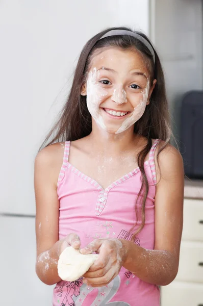 The girl is holding the dough — Stock Photo, Image