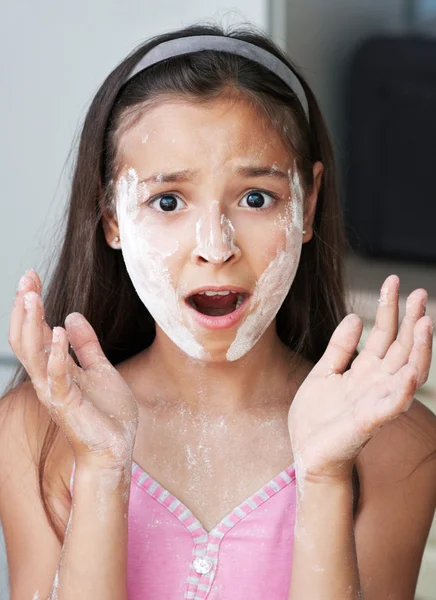 The little girl is dirty — Stock Photo, Image
