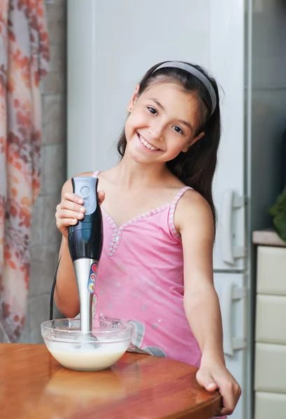 Dziewczyna mieszane ciasto — Zdjęcie stockowe