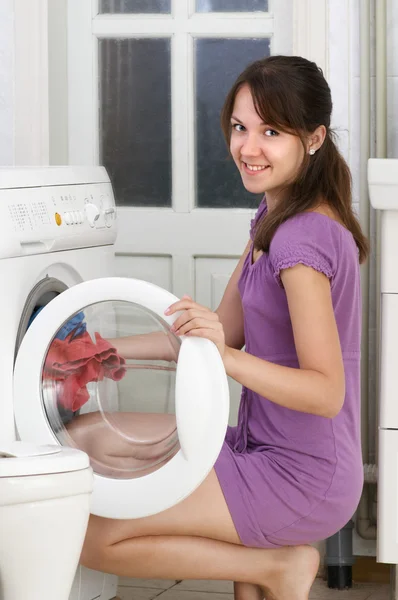 La chica está lavando ropa. — Foto de Stock