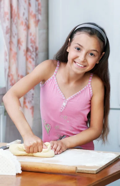 The girl is kneading the dough — Stock Photo, Image