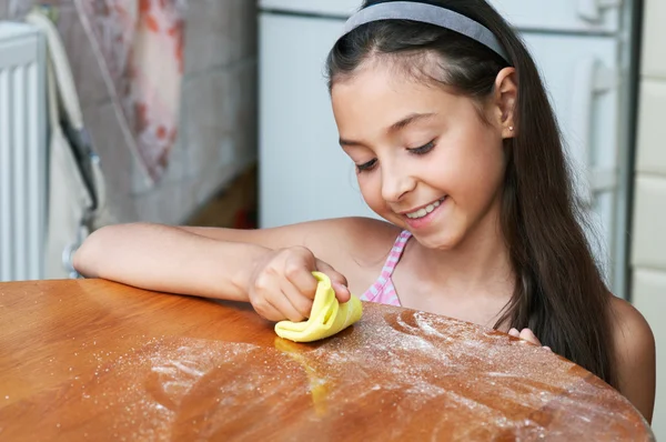 The girl is wiping the dust — Stock Photo, Image