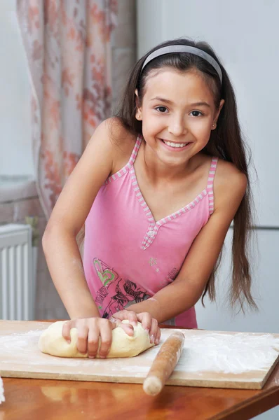 Dziewczyna jest wyrabiania ciasta — Zdjęcie stockowe
