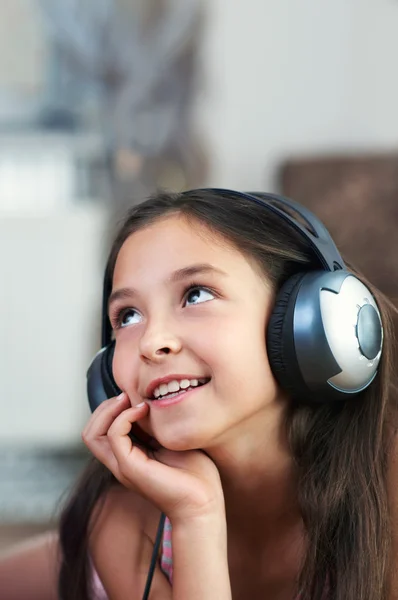 La chica está escuchando música. — Foto de Stock