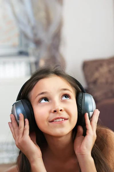 The girl is holding her headphones — Stock Photo, Image