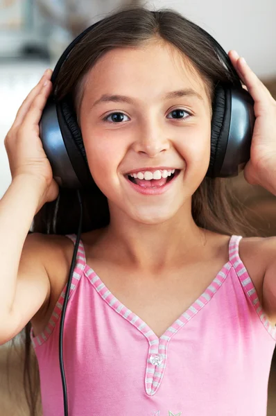 The girl is listening to music — Stock Photo, Image