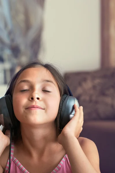 Kız müzik dinliyor — Stok fotoğraf