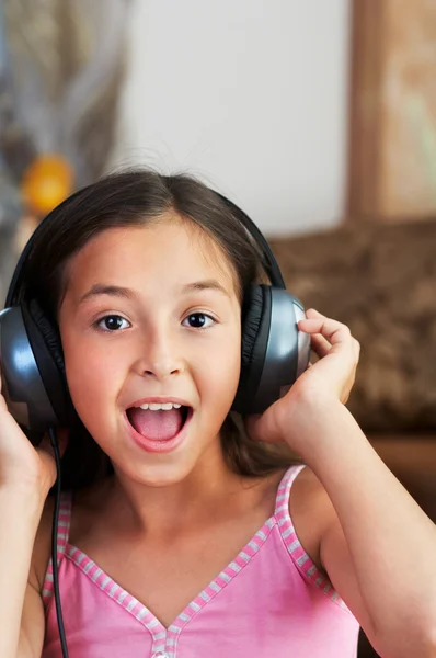 La chica está escuchando música. — Foto de Stock