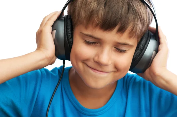 その少年は音楽を聴く — ストック写真