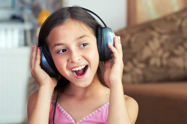 The girl is singing the song — Stock Photo, Image
