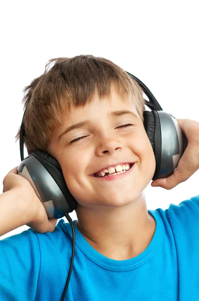 El chico está escuchando música. — Foto de Stock