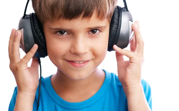Mladý chlapec drží sluchátka — Stock fotografie
